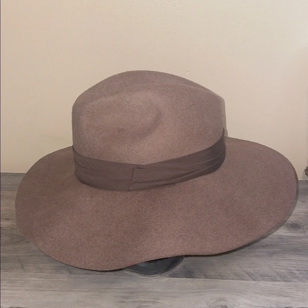 Chico's women’s hat Classic Tan brown  Wid Brim felt wool neutral NWT